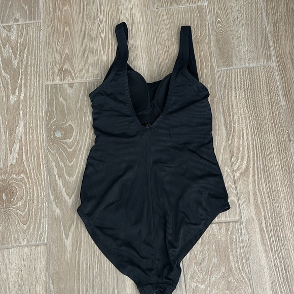 Hurley 1 piece swimsuit NWOT - Picture 2 of 8